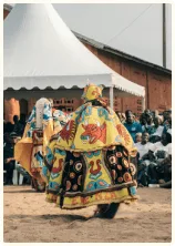 Egungun en costume brodé
