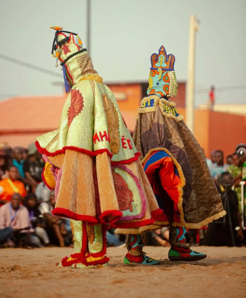 Egungun dans l'arène de Ouidah