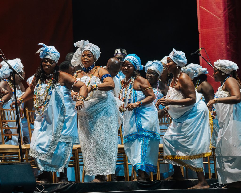 Danseuses en tenue de cérémonie