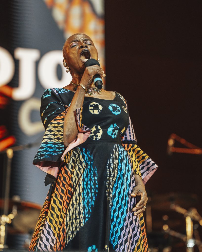 Angélique Kidjo au micro