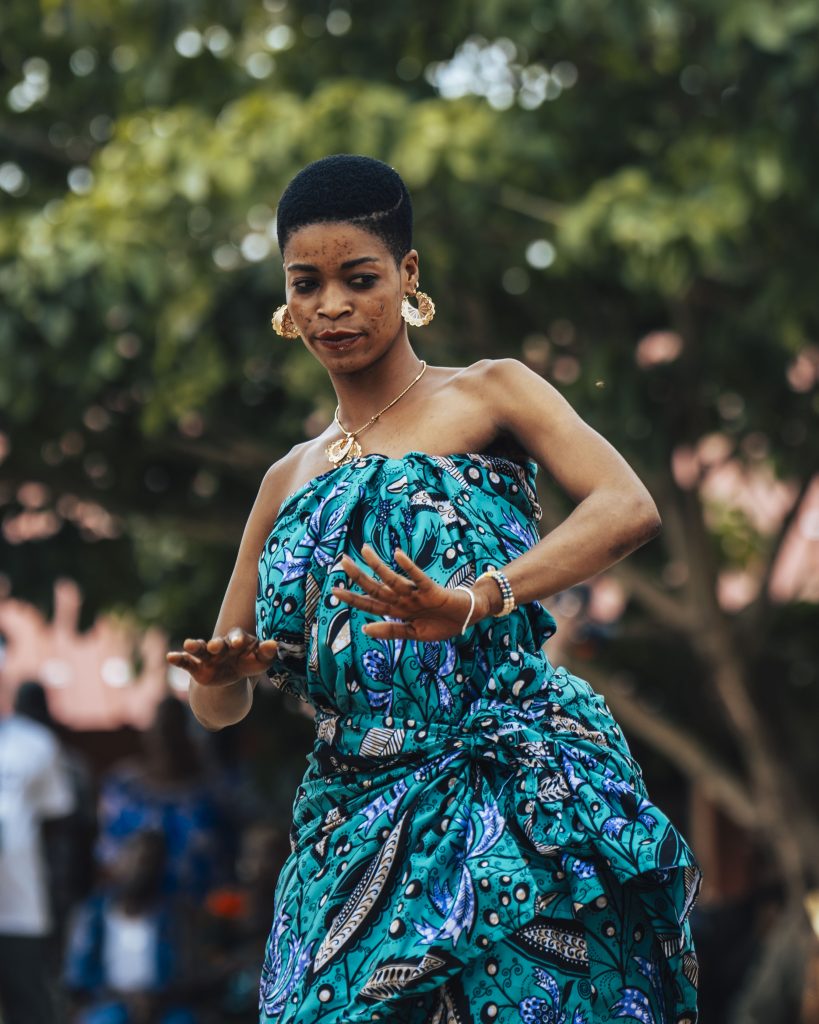 Jeune danseuse traditionnelle